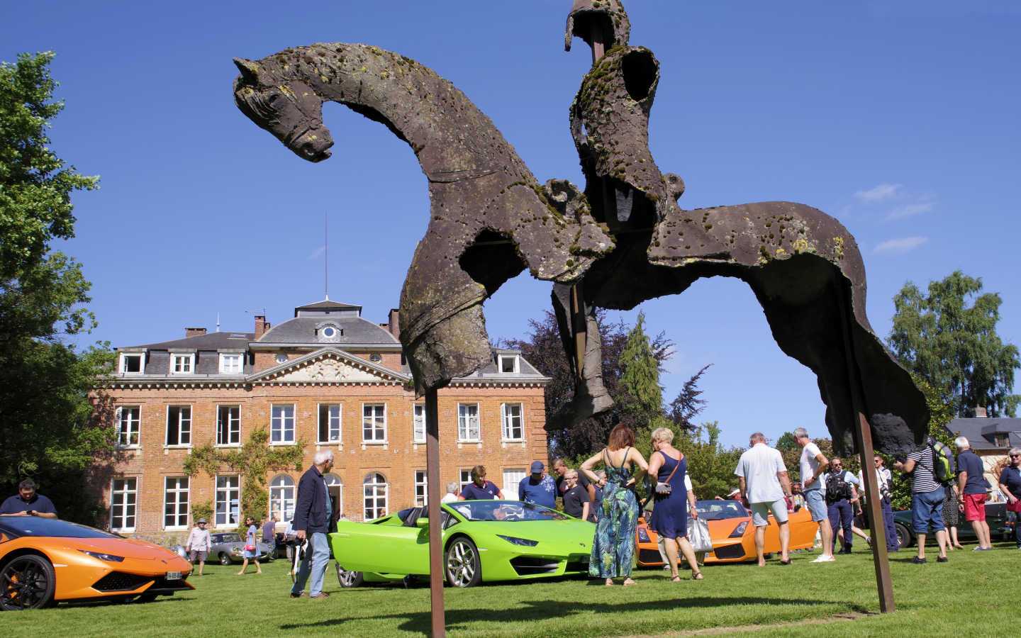 Des voitures anciennes dans le Jardin des Sculptures